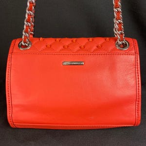 Bolso de hombro convertible Rebecca Minkoff Mini Affair acolchado color coral con tachuelas imagen 5