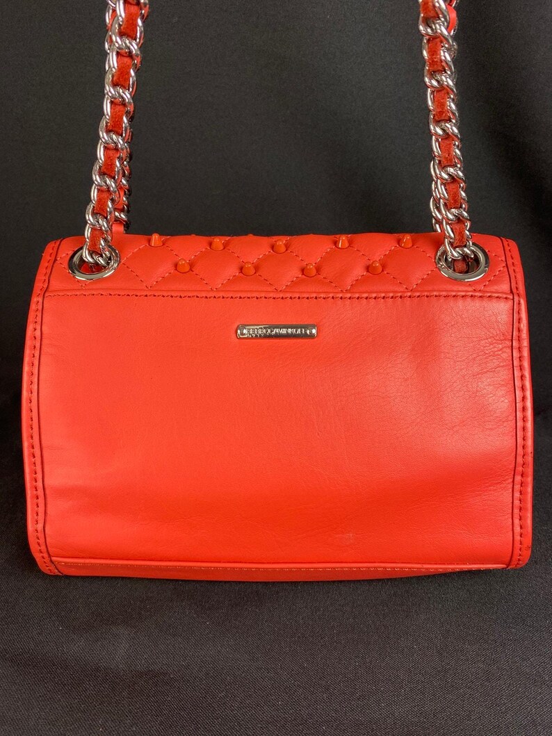 Bolso de hombro convertible Rebecca Minkoff Mini Affair acolchado color coral con tachuelas imagen 5