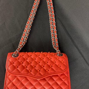 Bolso de hombro convertible Rebecca Minkoff Mini Affair acolchado color coral con tachuelas imagen 3
