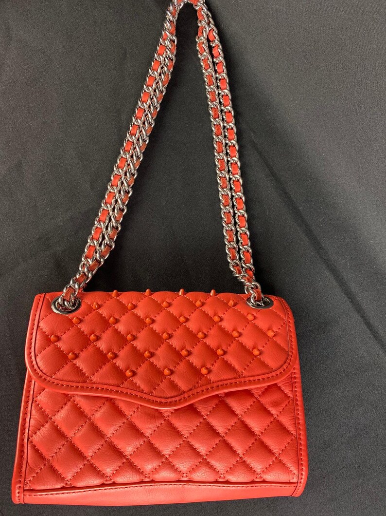 Bolso de hombro convertible Rebecca Minkoff Mini Affair acolchado color coral con tachuelas imagen 3