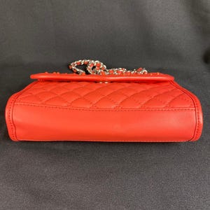 Bolso de hombro convertible Rebecca Minkoff Mini Affair acolchado color coral con tachuelas imagen 7