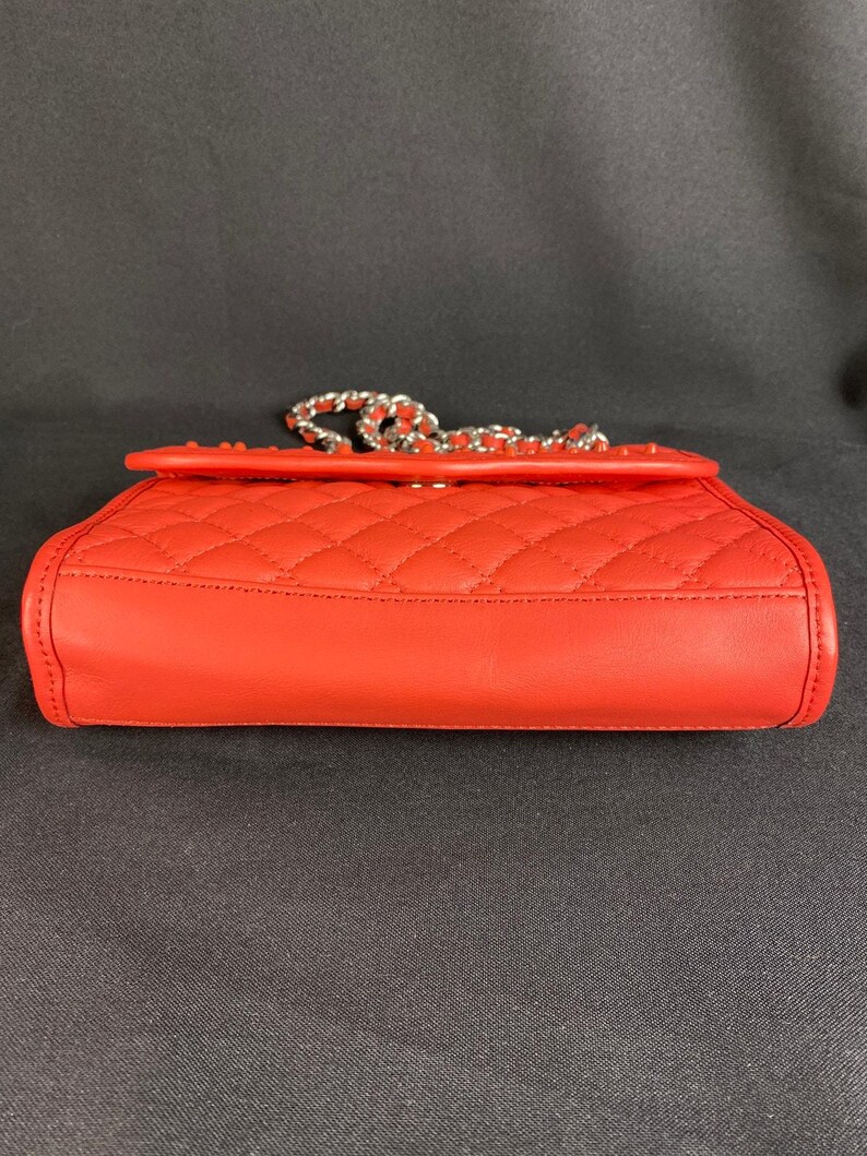 Bolso de hombro convertible Rebecca Minkoff Mini Affair acolchado color coral con tachuelas imagen 7