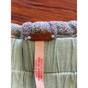 Pantalones cortos Free People Solar Flare Baja a rayas verdes y azules, talla M, estilo bohemio. imagen 5