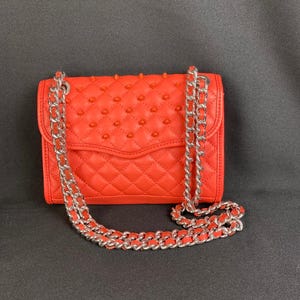 Bolso de hombro convertible Rebecca Minkoff Mini Affair acolchado color coral con tachuelas imagen 4