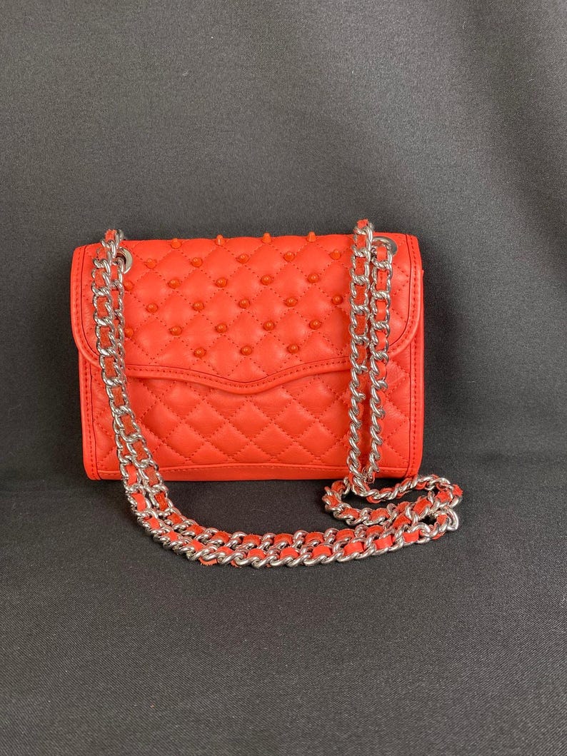 Bolso de hombro convertible Rebecca Minkoff Mini Affair acolchado color coral con tachuelas imagen 4