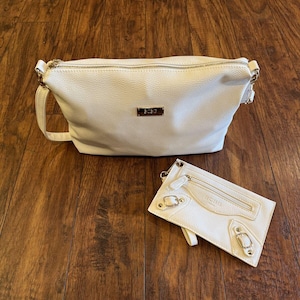 Bolso de hombro BCBG Paris para mujer con herrajes en oro blanco y cartera de mano a juego