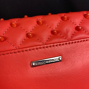 Bolso de hombro convertible Rebecca Minkoff Mini Affair acolchado color coral con tachuelas imagen 6