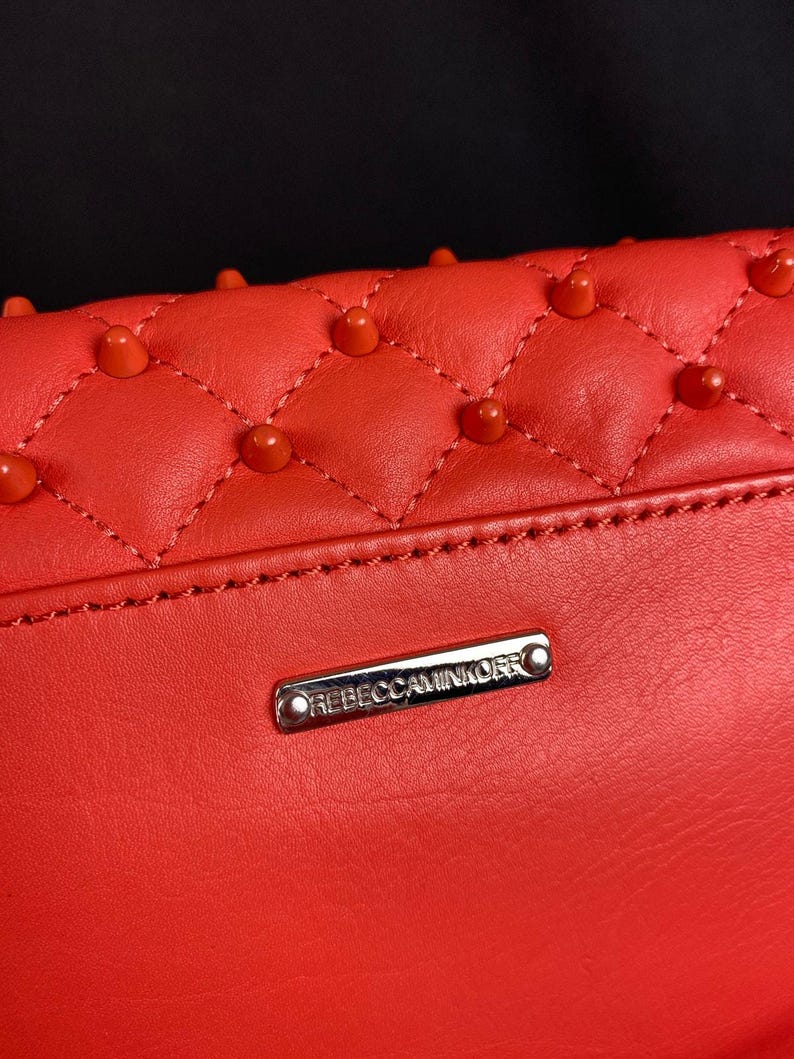 Bolso de hombro convertible Rebecca Minkoff Mini Affair acolchado color coral con tachuelas imagen 6