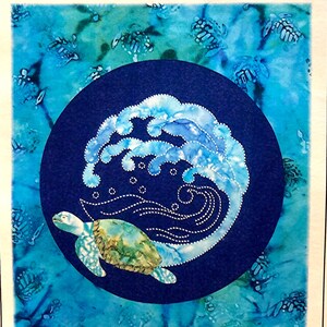 Puede incluir: Un edredón de pared con un diseño de tortuga marina y ola, que combina apliques y Sashiko japonés. La obra de arte está sobre un fondo azul. El edredón mide 48 cm x 56 cm y presenta el texto "Honu" y "Sea turtle & Wave".