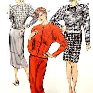 Puede incluir: Ilustración de tres mujeres modelando diferentes diseños de trajes. Uno es rojo vibrante, otro es de pata de gallo en blanco y negro, y el tercero es gris con un patrón de cuadrícula. Los trajes presentan chaquetas con botones y faldas, mostrando un estilo de moda vintage.