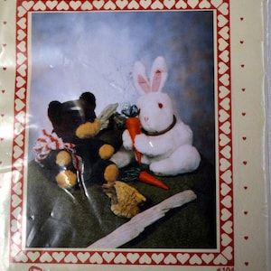 以下が含まれることがあります： テディベアとウサギを作るためのクラフトパターンです。パターンは「Finders Keepers」と呼ばれ、番号は104です。パターンには、「Teddy Tuck-Away Bounty Bunny」を作るための手順が含まれています。