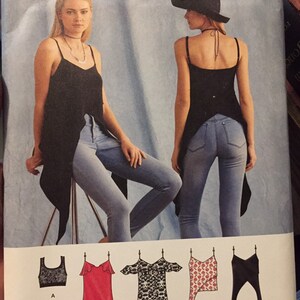 Puede incluir: Patrón de costura Simplicity número 8385, tallas 4-12, 30-38, 32-40. El patrón incluye cinco estilos diferentes de tops, incluyendo un top negro de tirantes con un dobladillo alto-bajo, un top rojo de tirantes con volantes, un top estampado en blanco y negro con mangas descubiertas, un top estampado en rosa y blanco con un dobladillo diagonal y un top negro de tirantes con un dobladillo alto-bajo.