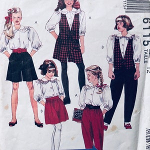 Könnte beinhalten: Ein Schnittmuster für Kinderkleidung. Das Schnittmuster enthält vier verschiedene Outfits: ein karierter Latzrock mit einer weißen Bluse, eine weiße Bluse mit roten Shorts, eine weiße Bluse mit roten Hosen und eine karierte Weste mit einer weißen Bluse und schwarzen Hosen. Das Schnittmuster ist für die Größen 6-12. Das Schnittmuster heißt "Easy Non-Stop Wardrobe for Kids".