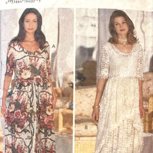 Puede incluir: Un patrón de costura vintage de Jessica Howard con dos diseños de vestidos. Uno es un estampado floral con cuello redondo y mangas tres cuartos. El otro es un vestido de encaje blanco con falda escalonada y mangas cortas.