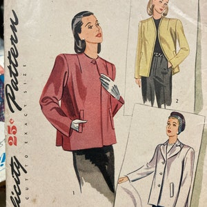 Puede incluir: Patrón de costura vintage Simplicity número 1219 para una chaqueta. El patrón es para la talla 12 con una medida de pecho de 76 cm. El patrón incluye tres estilos diferentes de chaquetas, una en rosa, una en amarillo y una en blanco.