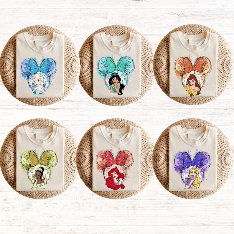 Pu&ograve; includere: Sei magliette bianche con diversi personaggi di principesse Disney in un design a orecchie di Topolino. Ogni maglietta presenta una principessa diversa: Ariel, Belle, Jasmine, Cenerentola, Biancaneve ed Elsa.