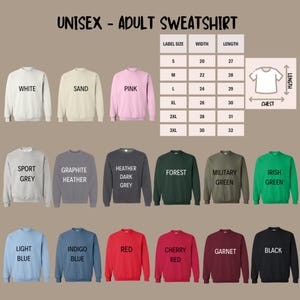 Puede incluir: Un gr&aacute;fico que muestra el tama&ntilde;o y las medidas de sudaderas unisex para adultos en varios colores, incluyendo blanco, arena, rosa, gris deportivo, gris jaspeado grafito, gris oscuro jaspeado, bosque, verde militar, verde irland&eacute;s, azul claro, azul &iacute;ndigo, rojo, rojo cereza, granate y negro.