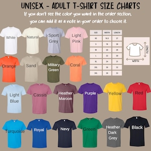 K&ouml;nnte beinhalten: Eine Gr&ouml;&szlig;entabelle f&uuml;r Unisex-T-Shirts f&uuml;r Erwachsene mit verschiedenen Farben wie Wei&szlig;, Orange und Lila. Der Text "UNISEX - ADULT T-SHIRT SIZE CHARTS" steht oben, mit Gr&ouml;&szlig;en-, Breiten- und L&auml;ngenangaben in cm. Eine Notiz zu Sonderfarben ist enthalten.