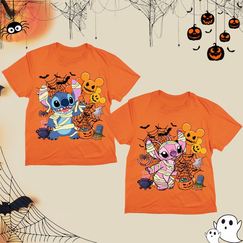 Puede incluir: Dos camisetas naranjas con tem&aacute;tica de Halloween con Stitch y Angel vestidos de momias. Las camisetas tienen un dise&ntilde;o de telara&ntilde;a con murci&eacute;lagos, calabazas y caramelos.