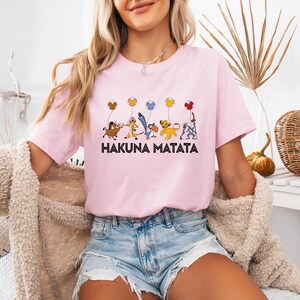 Hakuna Matata with Disney Balloons Shirt, Animal Kingdom Shirt, Lion King Shirt, Kids Best Friends Shirt, Women Disneyland Shirt, Baby Tee bild 5