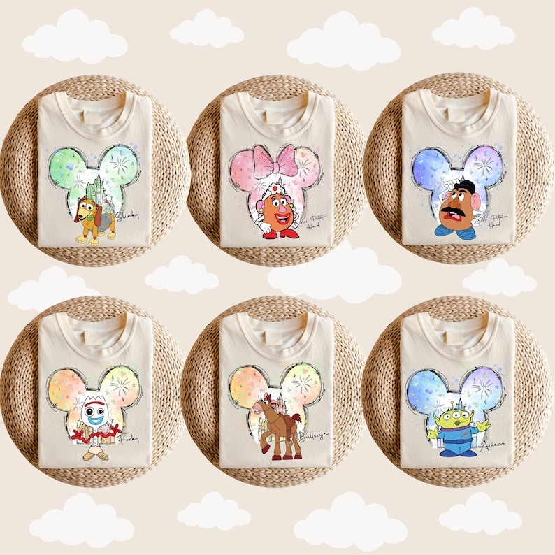 Puede incluir: Seis camisetas blancas con un dise&ntilde;o de cabeza de Mickey Mouse con diferentes personajes de Toy Story. Los personajes incluyen Slinky Dog, Mr. Potato Head, Buzz Lightyear, Woody, Bo Peep y Jessie. Cada camiseta tiene un dise&ntilde;o de fuegos artificiales de colores.