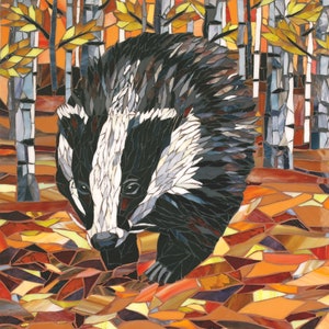 Puede incluir: Una obra de arte en mosaico que representa un tejón caminando por un bosque. El tejón está hecho de azulejos negros, blancos y grises, y el bosque está hecho de azulejos marrones, naranjas y amarillos.