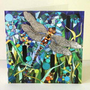 K&ouml;nnte beinhalten: Ein Mosaik-Kunstwerk, das eine Libelle mit silbernen Fl&uuml;geln vor einem Hintergrund aus blauen, gr&uuml;nen und gelben Glasfliesen zeigt.