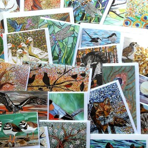 K&ouml;nnte beinhalten: Eine Auswahl an Gru&szlig;karten mit Mosaikkunstwerken verschiedener Tiere, darunter Eulen, Pfauen, V&ouml;gel, F&uuml;chse und vieles mehr. Die Karten sind auf wei&szlig;em Karton gedruckt und haben eine gl&auml;nzende Oberfl&auml;che.