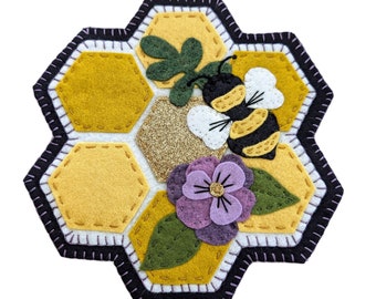SWEET HONEYCOMB MiNI MaT, Digital Pattern, Wool Felt Applique Pattern, Wool Felt, Embroidery Pattern, Honey Bee Pattern, Home Decor