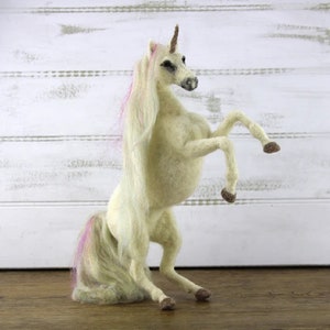 KIT UNA The UNICORN Needle Felting Kit, Needle Felted Unicorn, Complete Felting Kit, Animal Needle Felting Kit, Needle Felting Supplies image 5