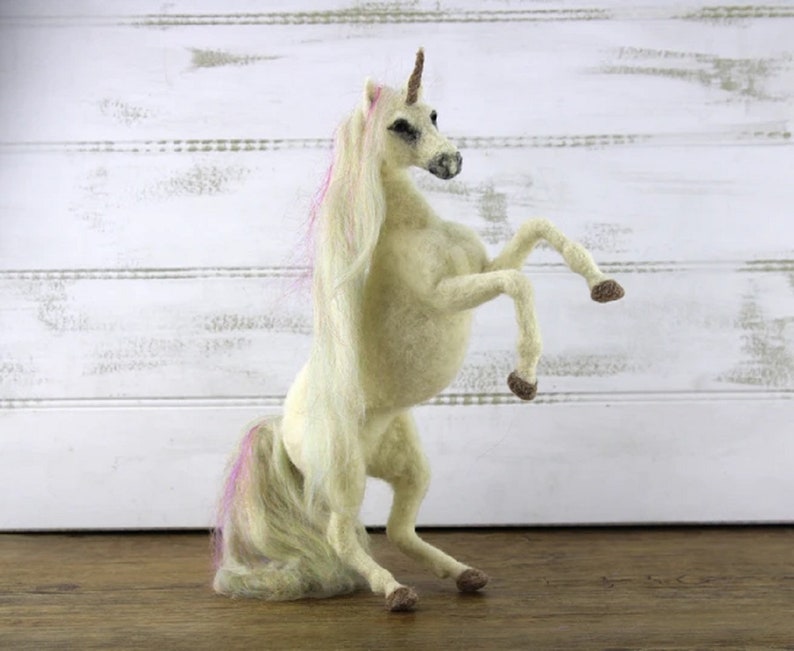 KIT UNA The UNICORN Needle Felting Kit, Needle Felted Unicorn, Complete Felting Kit, Animal Needle Felting Kit, Needle Felting Supplies image 5