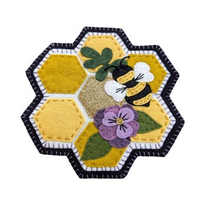 New SWEET HONEYCOMB MINI Candle Mat, Embroidery Kit, Merino Wool Felt Honey Bee Mini Candle Mat Kit, Spring Wool Applique Kit, Home Decor image 4