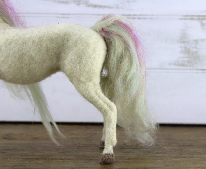 KIT UNA The UNICORN Needle Felting Kit, Needle Felted Unicorn, Complete Felting Kit, Animal Needle Felting Kit, Needle Felting Supplies image 6