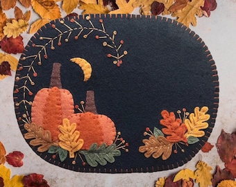 AUTUMN in NEW ENGLAND Mini Mat / Mug Rug Applique Embroidery Kit, Penny Lane Primitives