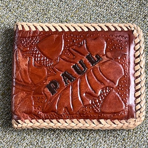 Cartera de cuero repujado estilo suroeste marrón plegable de 4 x 3" hecha a mano por Paul, nunca usada