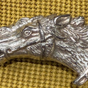 Hebilla de cinturón con forma de caballo, de metal plateado, doble caballo de carreras, 5&quot; x 2&quot;