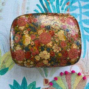 Caja rectangular de papel maché con tapa de 5" x 2 3/4" x 4" con hermosos motivos florales multicolores de Cachemira hecha a mano