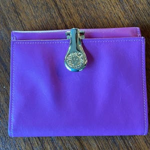 Cartera vintage de mujer Anne Klein en color rosa intenso de 5" x 4" cerrada en preciosa piel de vaca
