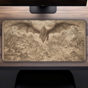 以下が含まれることがあります： ファンタジーの風景の上を飛ぶドラゴンの詳細なセピア色のイラストが描かれた長方形のマウスパッド。デザインには、山、城、詳細な地図が含まれています。