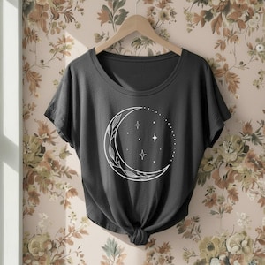 Camiseta Dolman Triblend con Luna Creciente, Estilo Holgado, Ideal para regalar a ella. Perfecta para un estilo espiritual, hippie y bohemio, con motivos de sol, luna y estrellas.