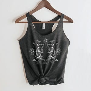 Camiseta sin mangas de tigre. Camiseta de tigres. Regalo para el día de la madre para ella. Hippie, boho, años 80, estilo vintage, botánico, flores, floral, tatuaje, arte asiático. imagen 1
