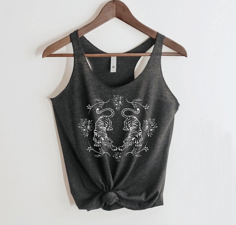 Camiseta sin mangas de tigre. Camiseta de tigres. Regalo para el día de la madre para ella. Hippie, boho, años 80, estilo vintage, botánico, flores, floral, tatuaje, arte asiático. imagen 1