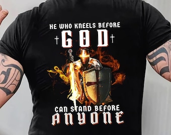 Quien se arrodilla ante Dios puede mantenerse en pie ante cualquiera. Camiseta con la armadura de Dios, Camisetas de caballero, Camiseta religiosa, Regalo cristiano, Camisetas cristianas, Camiseta de Dios