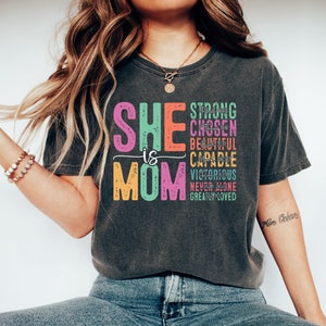 Koszulka She Is Mom, Bluza z wersetem biblijnym dla mamy, pozytywna koszulka dla mamy, cytaty retro mamy, koszulka Christian Mom, prezent na dzień matki, prezent dla nowej mamy