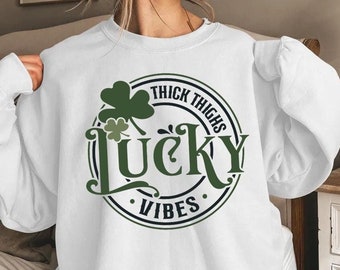 St. Patrick's Day Sweatshirt mit Glücksbringern, süßes irisches Sweatshirt, St. Patrick's Day Shirt, Lucky Vibes Shirt, Lucky Shamrock Sweatshirt, Glücksshirt
