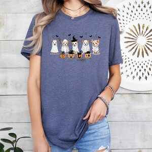Op de afbeelding: Een marineblauw T-shirt met een afbeelding van vijf honden die verkleed zijn als geesten voor Halloween. De honden dragen witte geestkostuums en hebben pompoenen voor zich.
