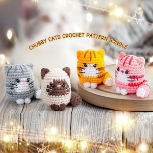 Op de afbeelding: Een pakket met haakpatronen met vier gehaakte amigurumi-katten speelgoed. De katten zijn in verschillende kleuren, waaronder grijs, wit, oranje en roze. De tekst "CHUBBY CATS CROCHET PATTERN BUNDLE" wordt boven de katten weergegeven.