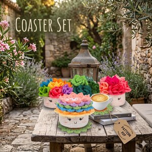 Könnte beinhalten: Eine Sammlung farbenfroher, gehäkelter Untersetzer-Sets in Form von Blumen, die auf einem rustikalen Holztisch angeordnet sind. Die Farben umfassen Blau, Orange, Rosa und Grün. Der Text "COASTER SET" ist oben zu sehen.