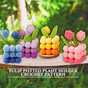 Pode incluir: Quatro vasos de tulipa de crochê em diferentes cores: azul, roxo, amarelo e rosa. Cada vaso é feito de uma pilha de bolas de crochê e tem uma pequena flor de tulipa de crochê.