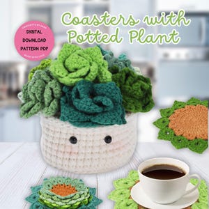 Puede incluir: Posavasos de ganchillo con un diseño de planta suculenta. Los posavasos son verdes y naranjas y están dispuestos alrededor de una maceta de ganchillo con una planta suculenta en su interior. La maceta tiene una cara linda con ojos negros. El texto "Coasters with Potted Plant" está escrito en letras blancas sobre un fondo rosa.